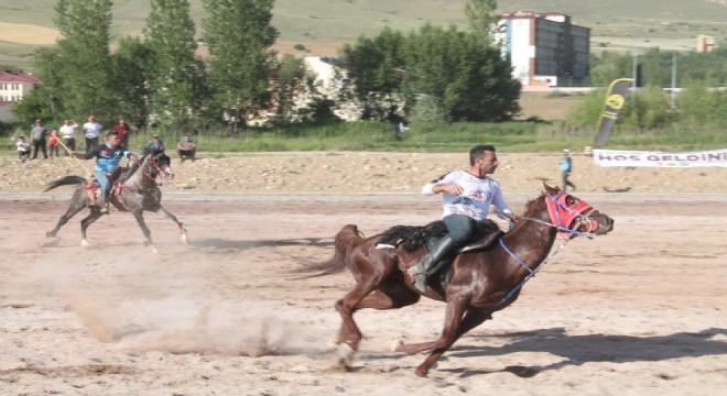  Dede Korkut anısına yarıştılar